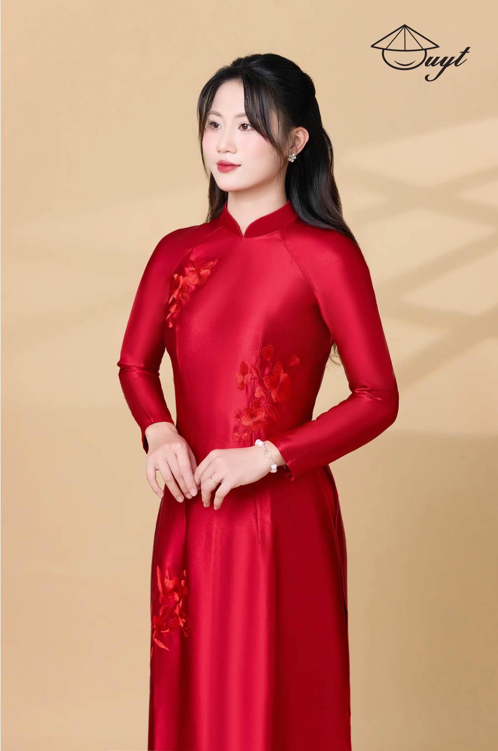 Áo dài đỏ 2