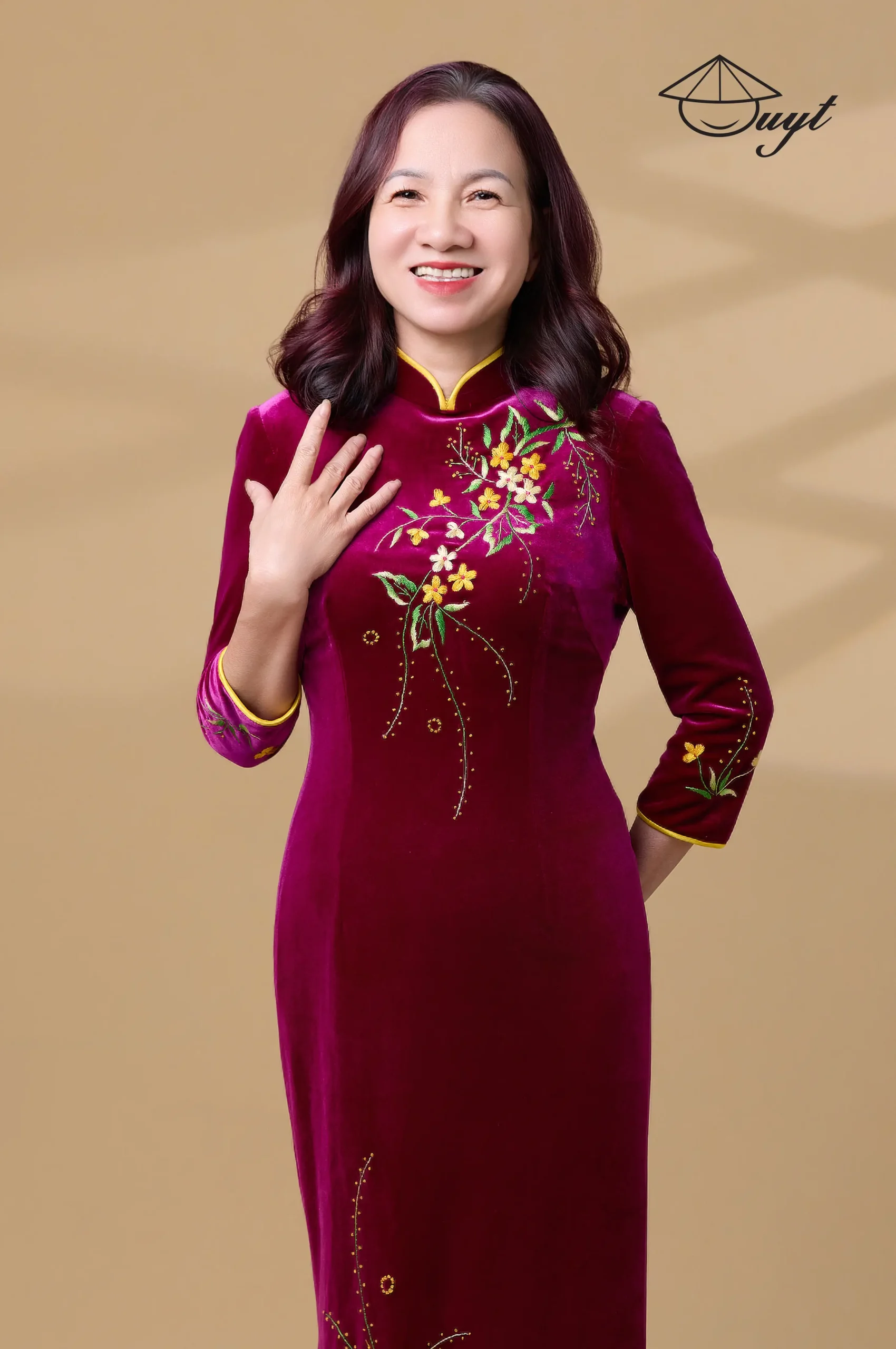 Áo dài đỏ mận