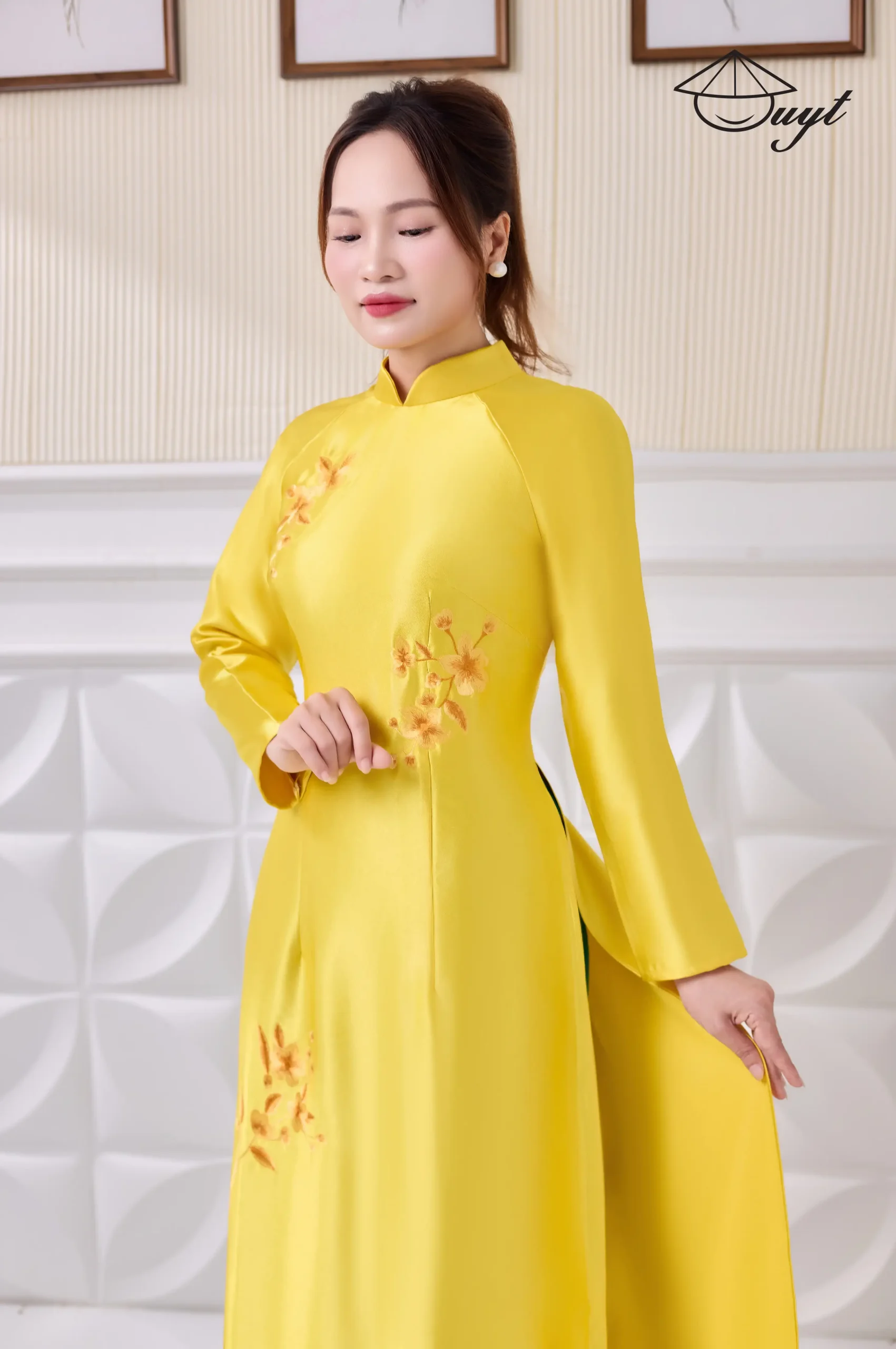 Áo dài màu vàng